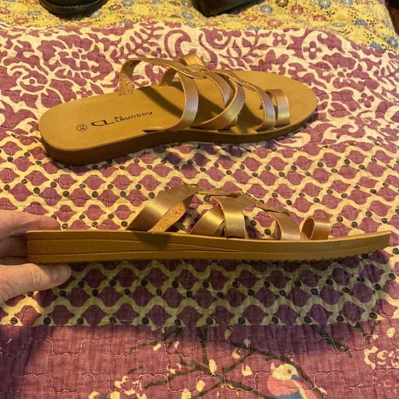 Cute rose gold slides CL by laundry size 8.5 - Picture 4 of 6